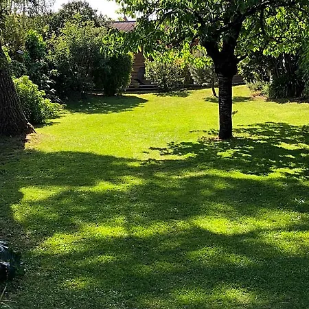 D'hotes Du Clos Bamboo Bed and Breakfast Mérignac