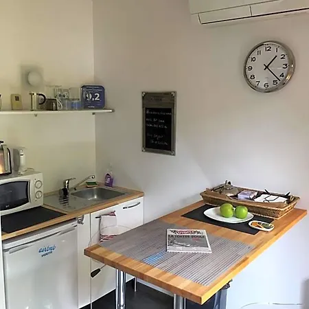 D'hotes Du Clos Bamboo Bed and Breakfast Mérignac
