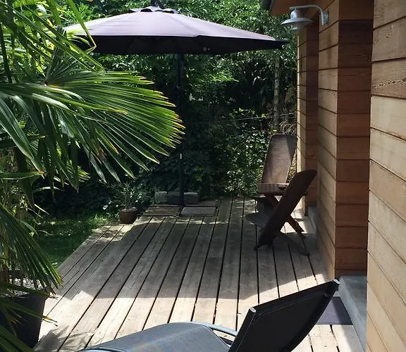 D'hotes Du Clos Bamboo Bed and Breakfast Mérignac