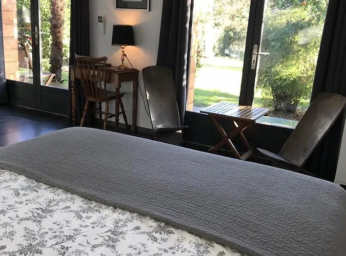 D'hotes Du Clos Bamboo Bed and Breakfast Mérignac